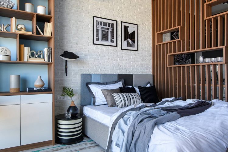 Phòng ngủ sử dụng chiếc giường đôi thoải mái, thiết kế với những gam màu đơn sắc như trắng, đen, xám, xanh lam và giấy xốp dán tường. 