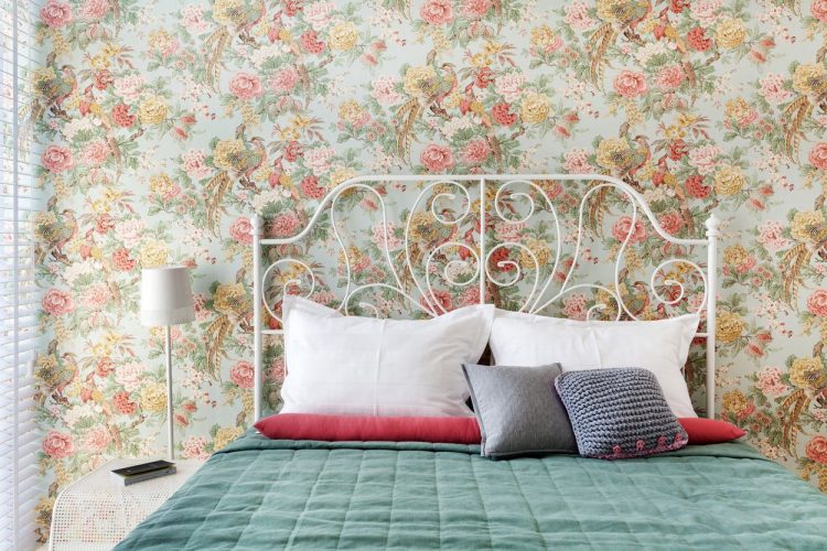 Thiết kế đầu giường kim loại với phong cách vintage, giấy dán tường hoa lá với màu sắc dịu nhẹ cũng dựa theo hơi hướng cổ điển nhẹ nhàng, nữ tính.