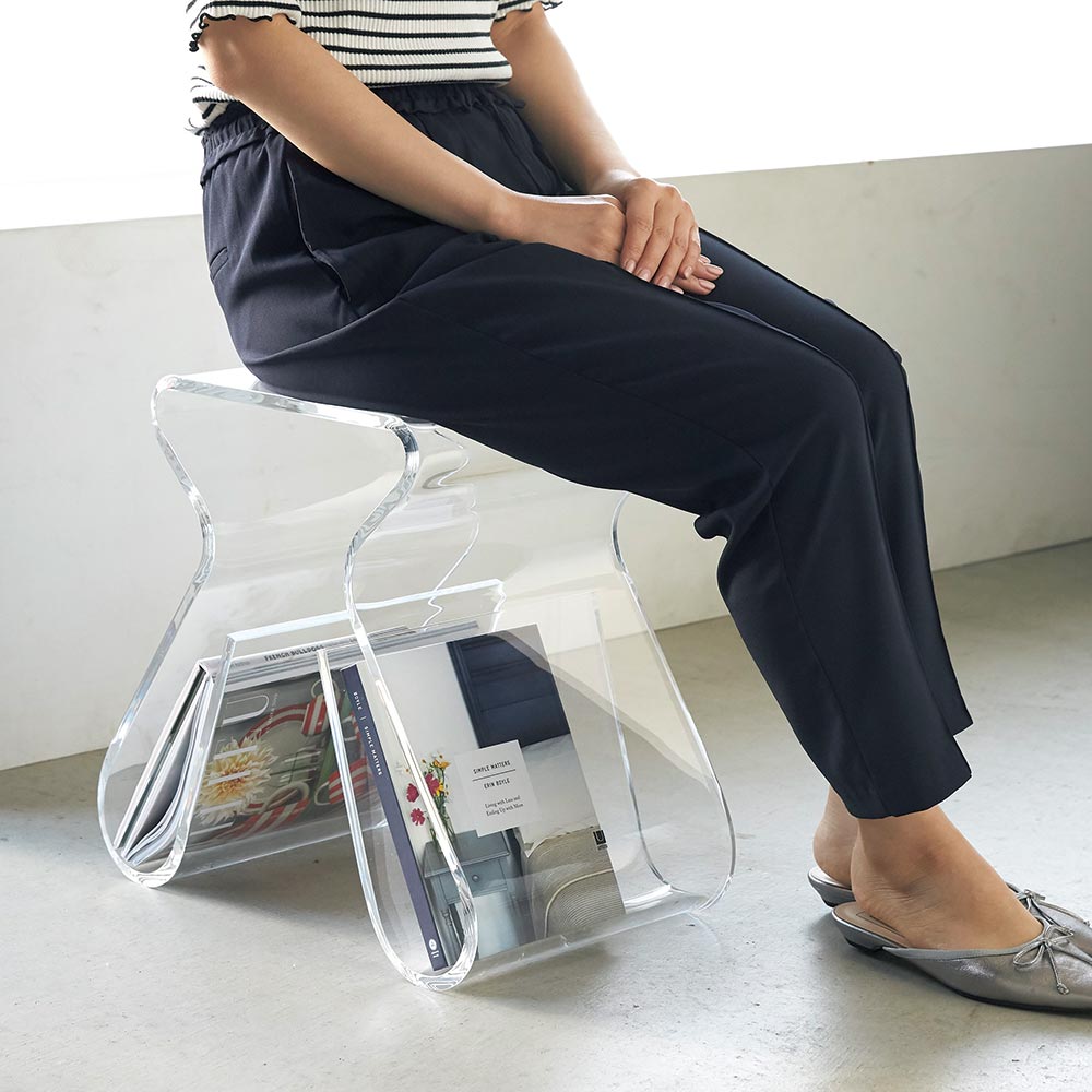 Magino là một chiếc ghế đẩu được làm bằng nhựa acrylic cao cấp với độ trong suốt tuyệt đối. 