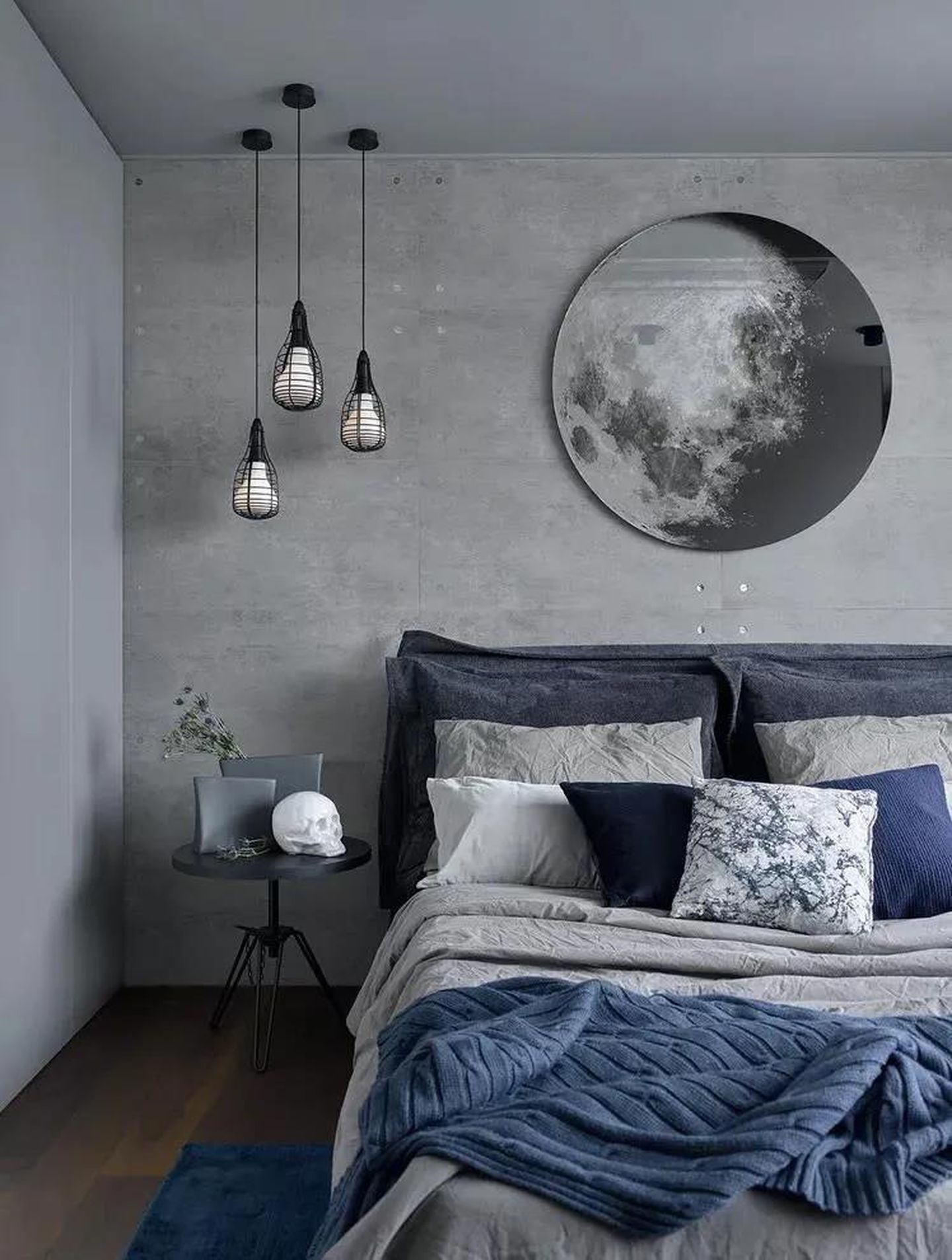 Sơn tường màu xám đậm kết hợp phụ kiện màu xanh lam thể hiện vẻ nam tính cho phòng ngủ.