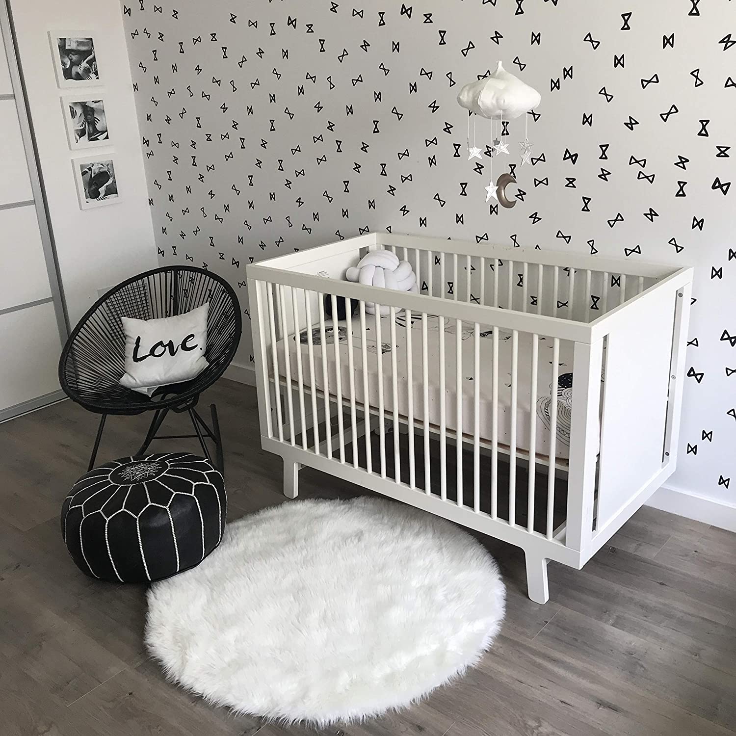 Tấm thảm lông xù màu trắng hình tròn đơn giản nhưng đủ khiến cho căn phòng của trẻ nhỏ mềm mại và gần gũi. Không chỉ dùng trong phòng em bé, nó có thể linh hoạt cho phòng khách, phòng ngủ để tạo thêm điểm nhấn thân thiện.