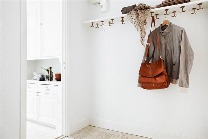 Từ một chiếc kệ mở gắn tường đơn giản bỗng trở thành tủ quần áo thiết kế mở thông thoáng.