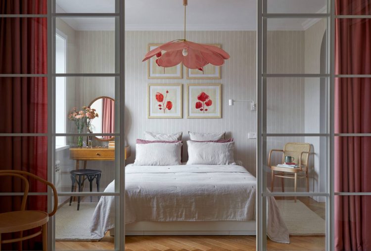 Đẹp ngất ngây căn hộ 46m² của nàng độc thân với màu đỏ san hô thời thượng