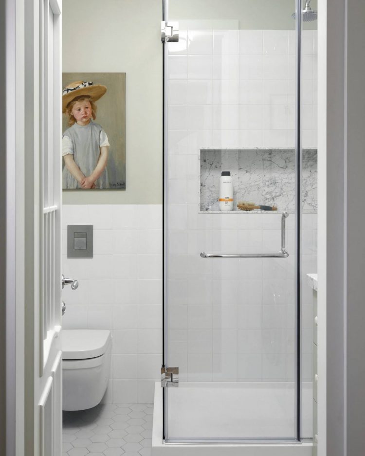 Phòng tắm sử dụng gam màu trắng tinh khôi để tạo sự sạch sẽ, gạch ốp tường phòng tắm hình vuông, gạch lát sàn hình lục giác tạo nên sự phong phú. Bức ảnh cô bé trên tường trông thật đáng yêu.
