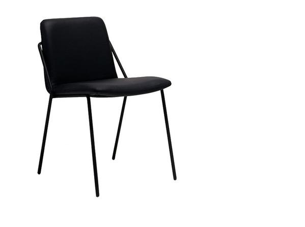 Chiếc ghế màu đen “tone sur tone” với bàn làm việc có thiết kế đơn giản, kiểu dáng có thể xếp chồng nhiều chiếc lên nhau nên có thể linh hoạt sử dụng cho khu vực phòng ăn. Giá tham khảo: 7 triệu đồng.