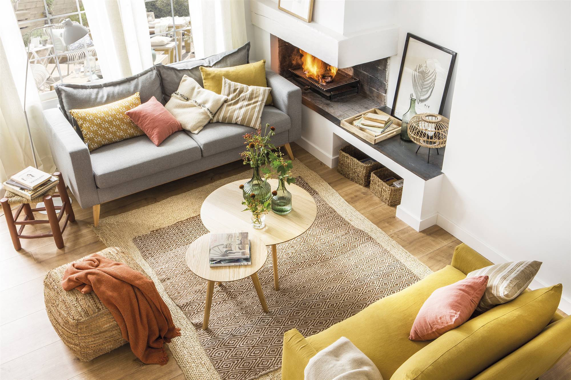 Bố trí sofa khác màu: Xu hướng giúp phòng khách cá tính, ấn tượng hơn