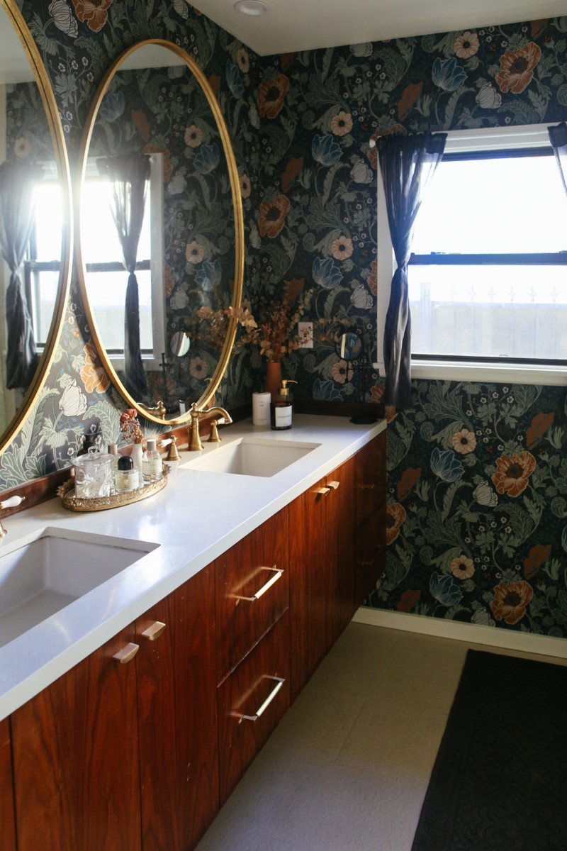 Phòng tắm sau dự án cải tạo trở nên quyến rũ, trầm ấm, đậm phong cách vintage cổ điển hơn.