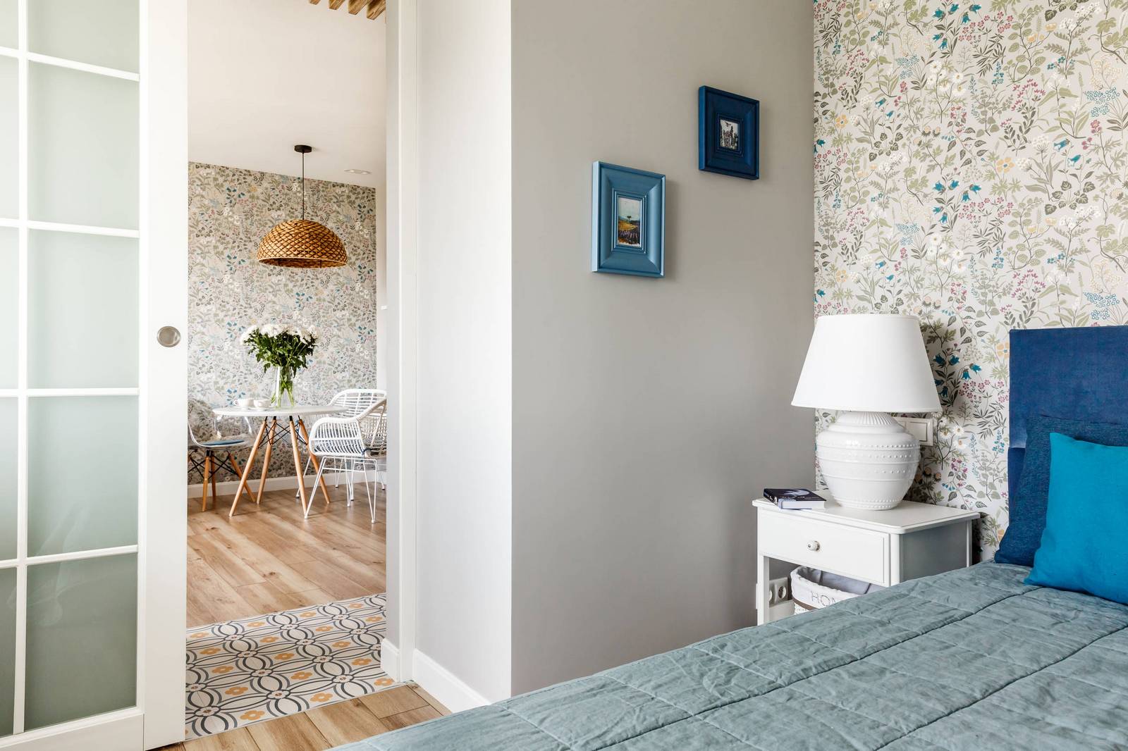 Tường phòng ngủ cũng lựa chọn màu sơn xám chủ đạo, riêng đầu giường sử dụng giấy dán tường hoa văn tương đồng phòng khách và phòng ăn để tạo sự liên kết trong căn hộ. Vài bức tranh nhỏ được treo trên tường để tạo thêm điểm nhấn.