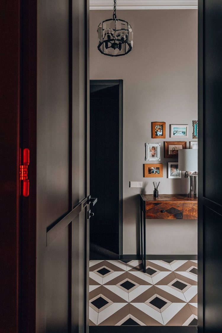 Lối vào với cánh cửa sơn màu đen tạo cảm giác bí ẩn đầy lôi cuốn. Bạn chưa thể đoán được bên trong nội thất căn hộ sẽ như thế nào nếu mới chỉ bước qua cánh cửa.