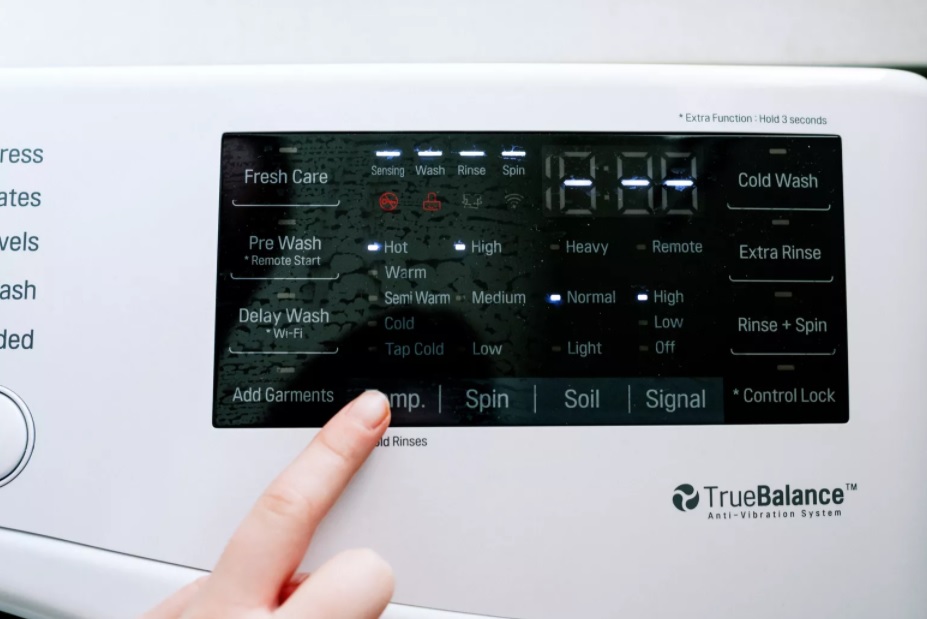 Đặt nhiệt độ nước để vệ sinh cho máy giặt bằng cách cài đặt nhiệt độ nóng nhất.