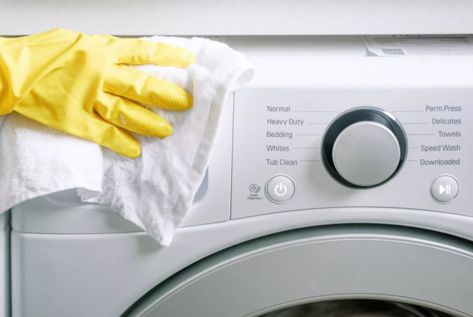 Làm sạch phần bên ngoài của máy giặt, bao gồm mặt trên, mặt trước và hai mặt bên.