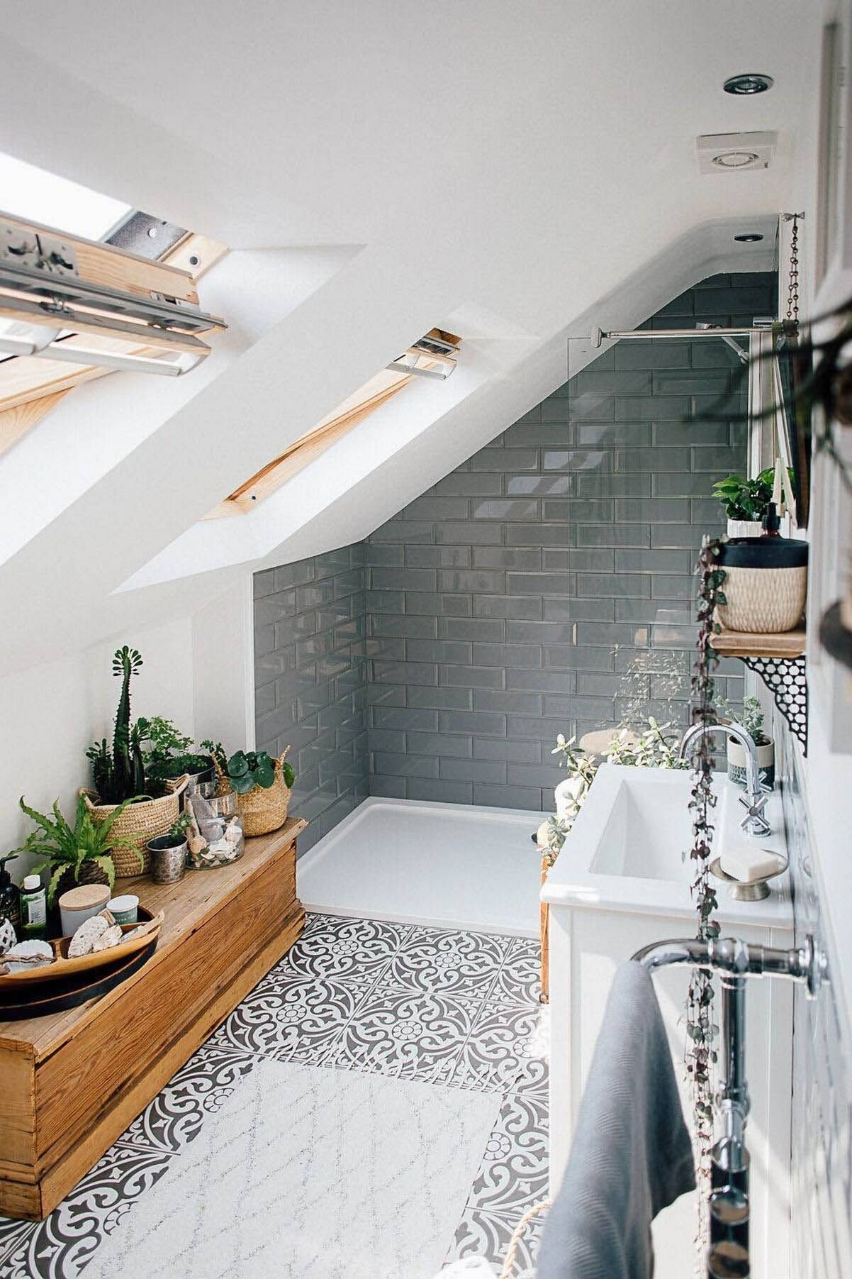 Hãy nhớ rằng nếu bạn có một không gian tầng áp mái diện tích nhỏ thì phong cách tối giản, Scandinavian hoặc đương đại sẽ là những phong cách tốt nhất vì chúng giúp phòng tắm trông rộng rãi hơn.