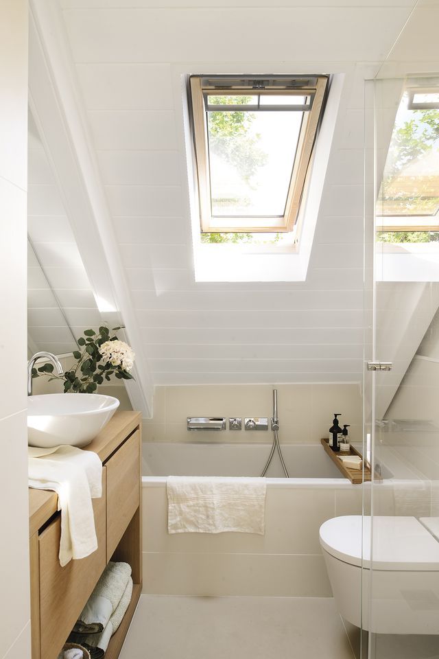 Cửa sổ trần chính là yếu tố tuyệt vời giúp mang ánh sáng tự nhiên vào phòng tắm, giúp cho không gian này thực sự trở thành nơi nghỉ ngơi, thư giãn và cảm giác như con người đang được hòa quyện vào thiên nhiên.