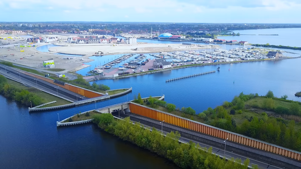 Cây cầu nước Veluwemeer nằm tại thị trấn Harderwijk, tỉnh Gelderland, Hà Lan. 