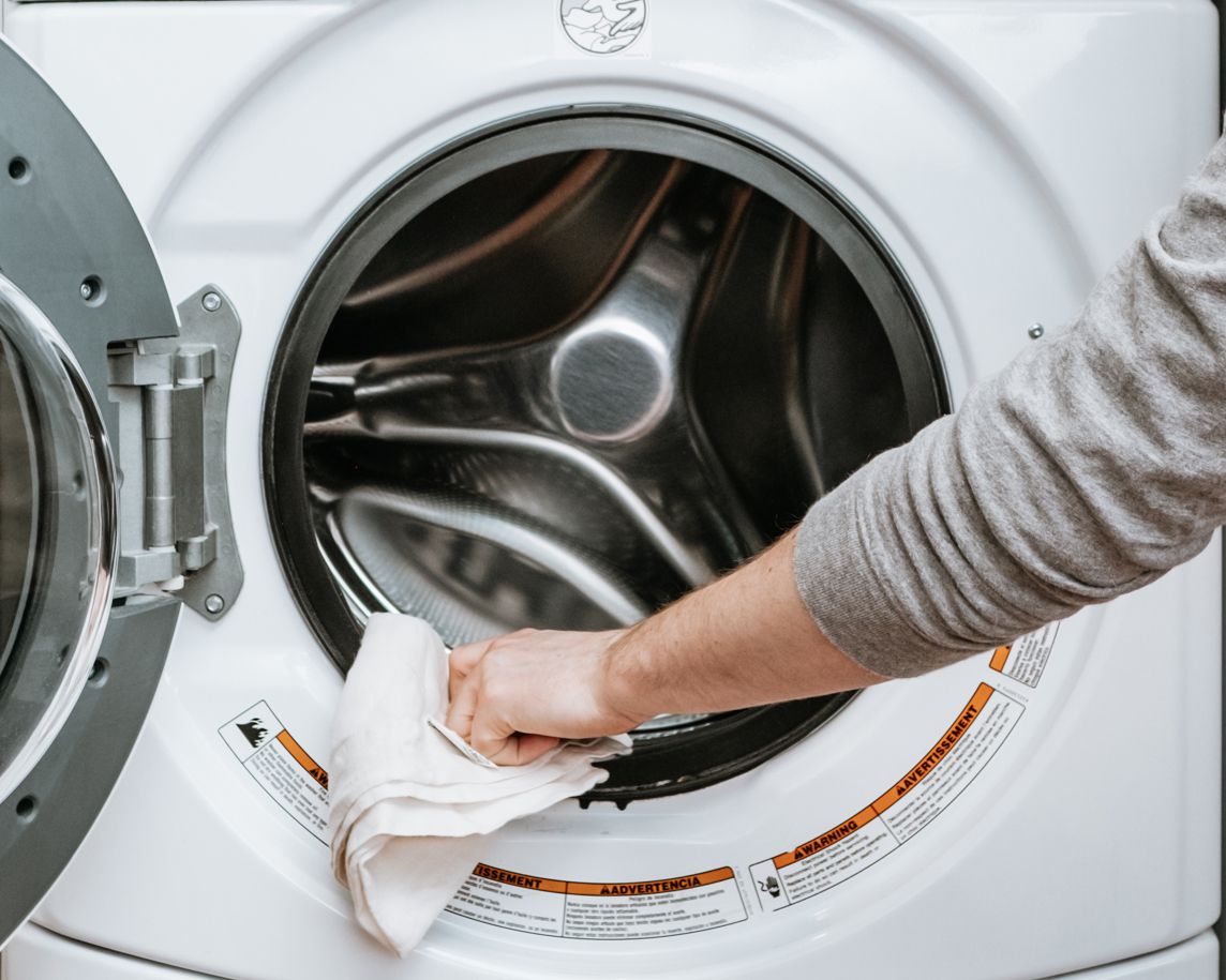 Ít ai để ý rằng bản thân máy giặt cũng cần được vệ sinh định kỳ như bao thiết bị khác,