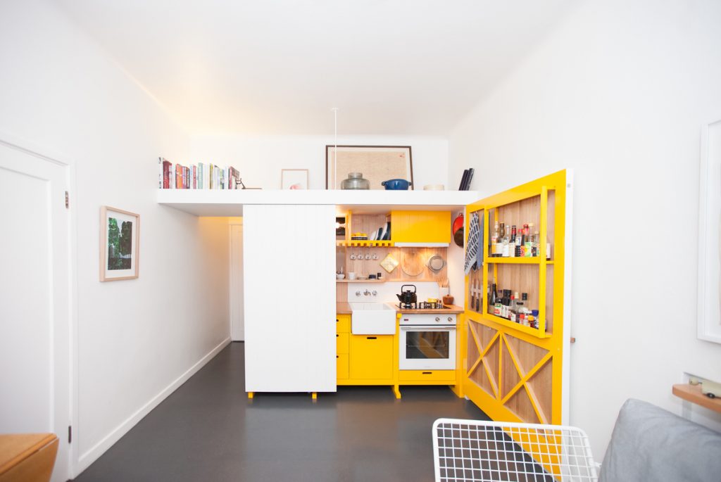 Bất ngờ trước phòng bếp màu vàng tiện nghi "ẩn giấu" sau cánh cửa