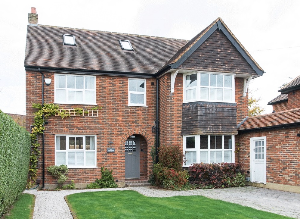 Ngôi nhà gần 100 tuổi "lột xác" thành không gian sống hiện đại, tiện nghi