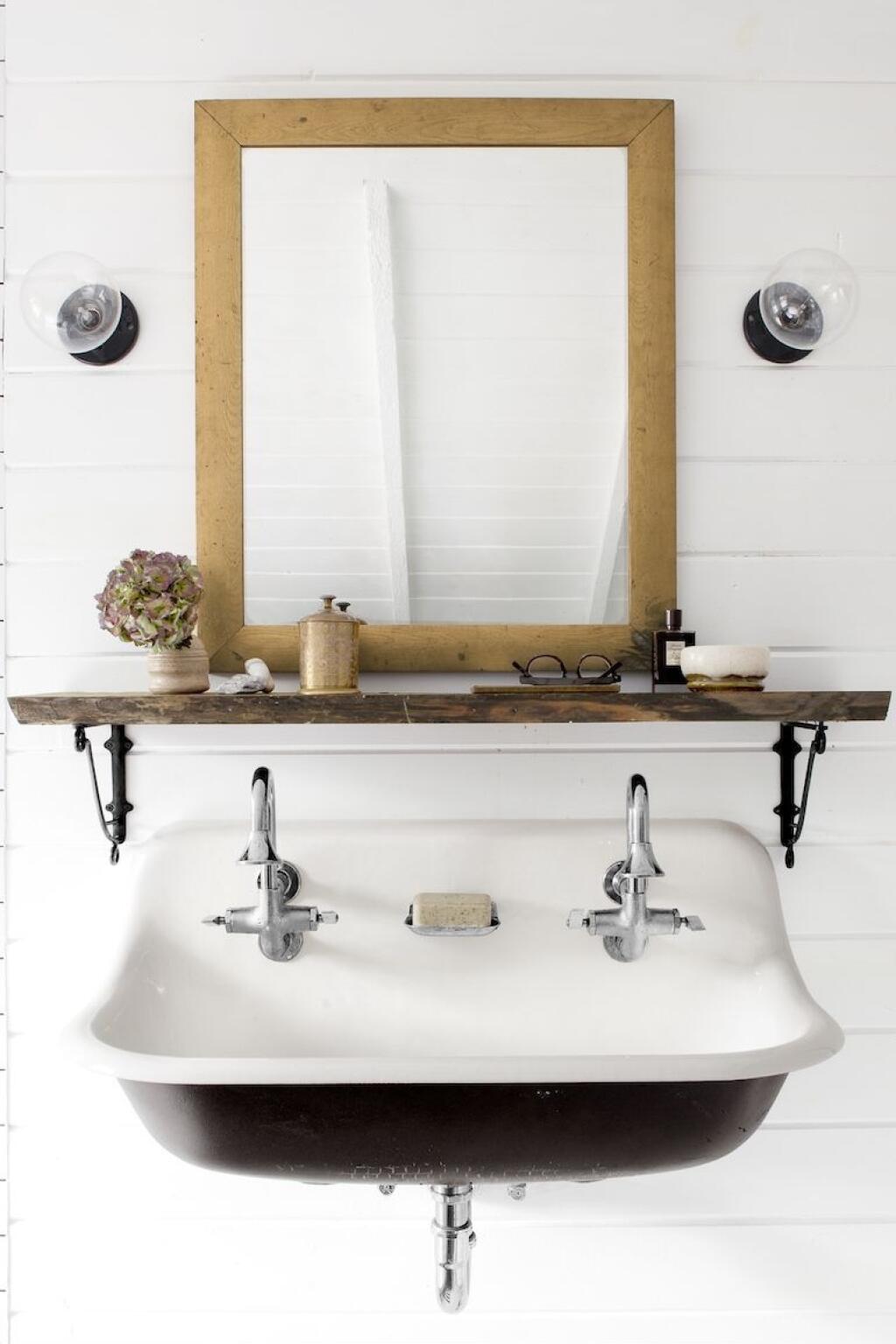 Những ai yêu thích phong cách tối giản hoàn toàn có thể ứng dụng kiểu thiết kế này để phòng tắm nhỏ gọn, xinh xắn.