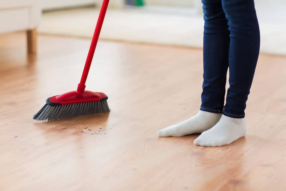 Quét sàn 2-3 lần một ngày để loại bỏ bụi bẩn, đất cát từ bên ngoài theo giày dép mang vào nhà một cách nhanh chóng.
