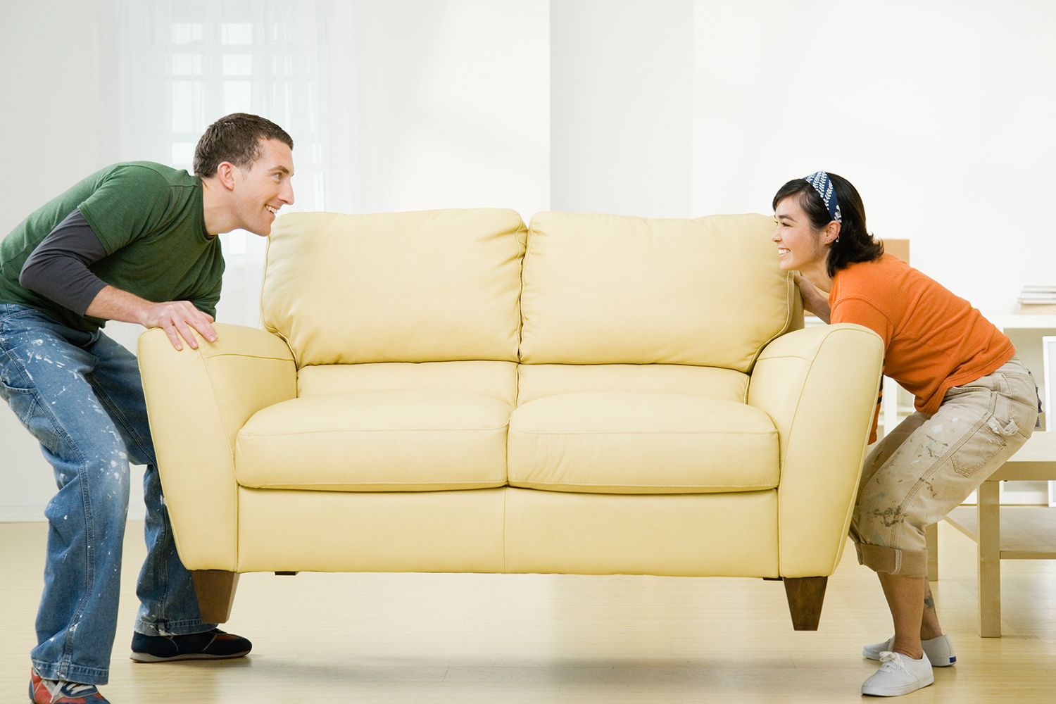 Hãy bỏ thói quen kéo lê nội thất trên sàn gỗ, từ ghế sofa, bàn nước, ghế bành cho đến ghế đẩu,...
