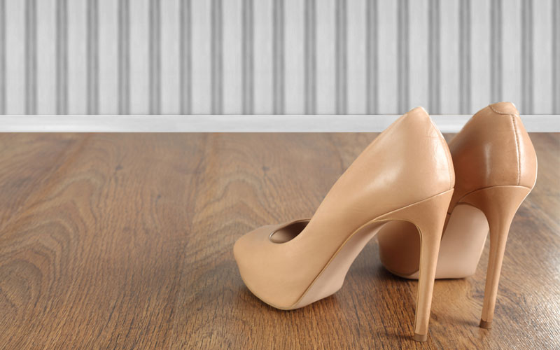 Đi giày cao gót vào nhà là cách 'tuyệt vời' để... làm hỏng sàn gỗ tự nhiên!