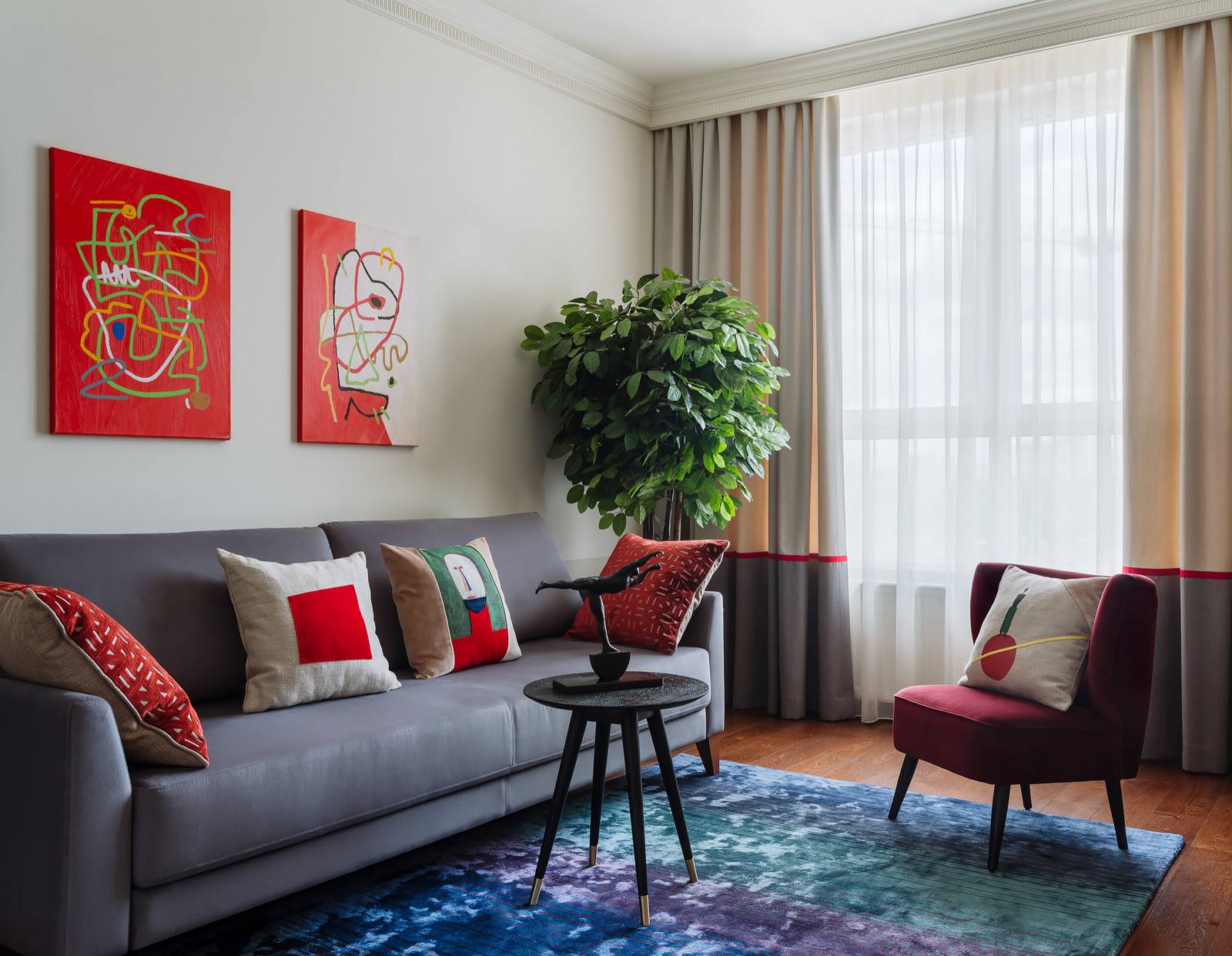 Căn hộ 35m² nổi bật sắc đỏ cùng thiết kế phòng khách, phòng ngủ "2 trong 1"