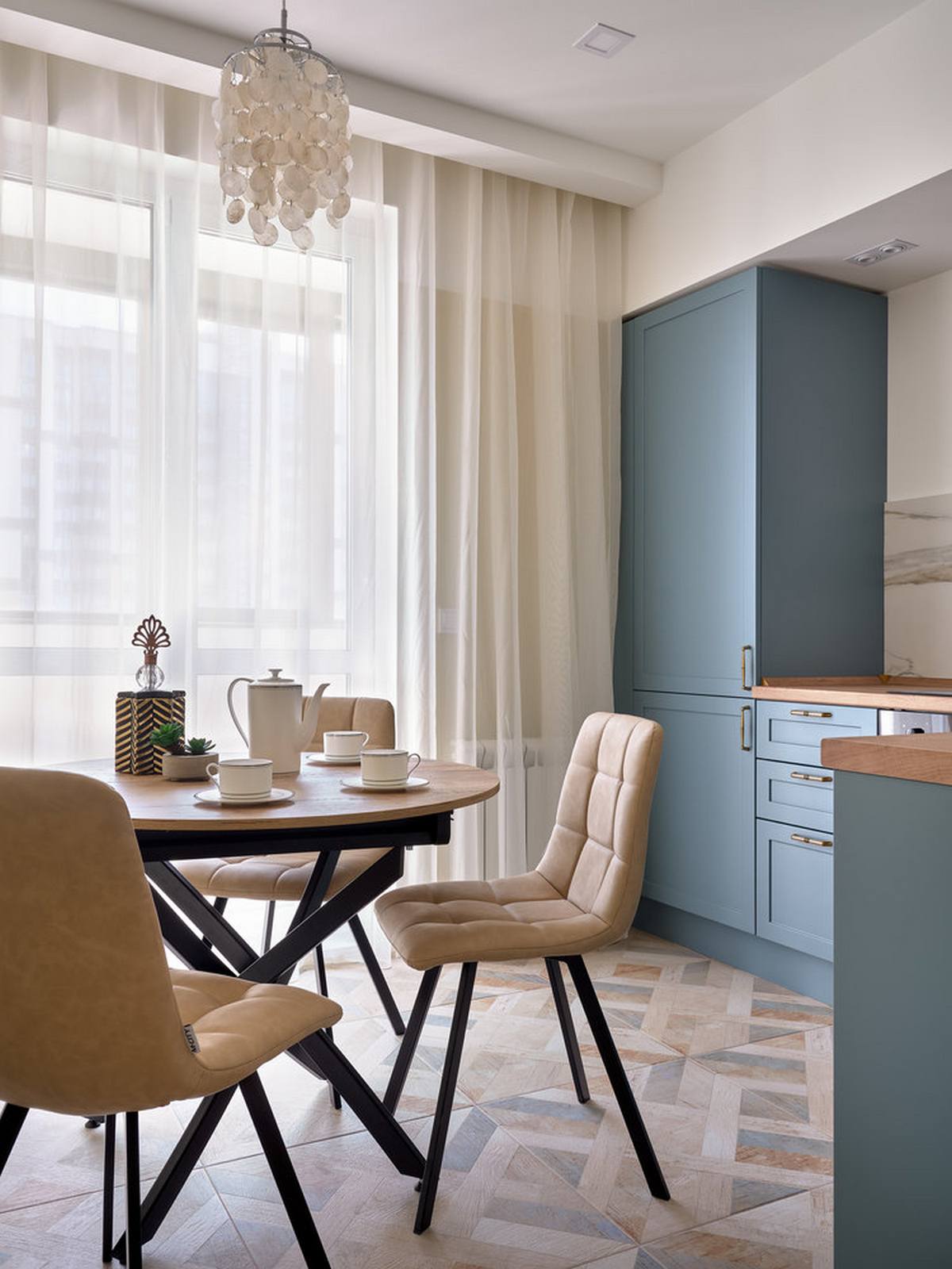 Tương tự như khu vực lối vào nhà, sàn phòng bếp cũng được ốp gạch họa tiết nhiều màu pastel để dễ dàng hơn trong việc vệ sinh cũng như tăng độ bền, tạo sự phân vùng với khu vực tiếp khách.