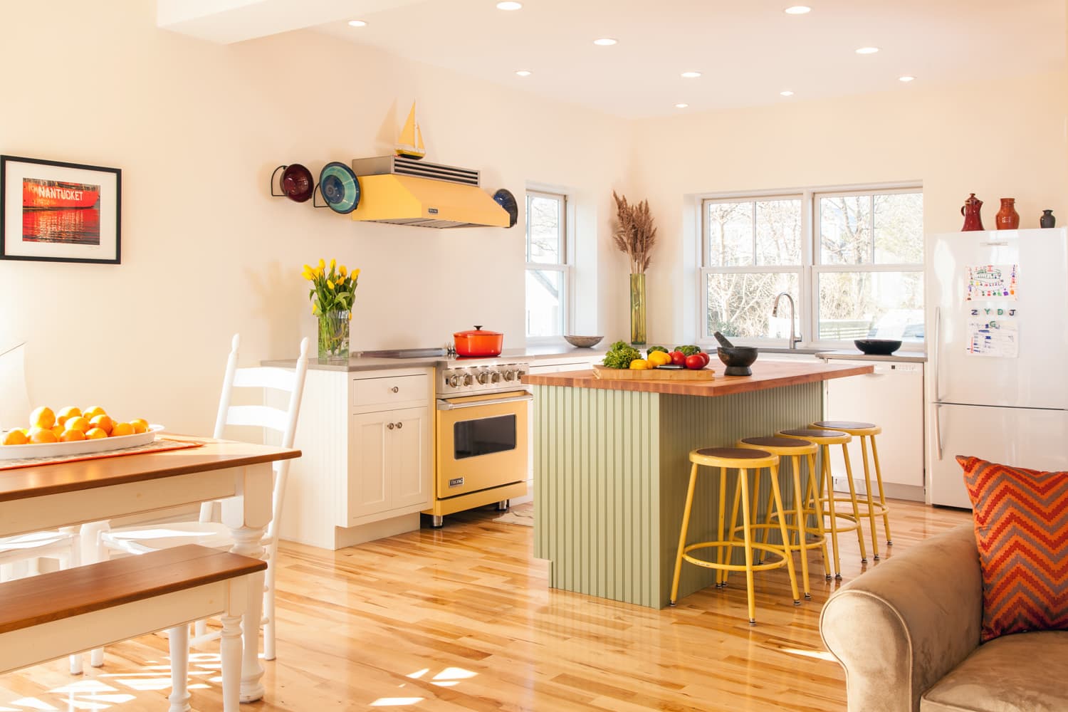 9 phòng bếp rực rỡ chứng minh bạn nên thử màu vàng cho không gian nấu nướng