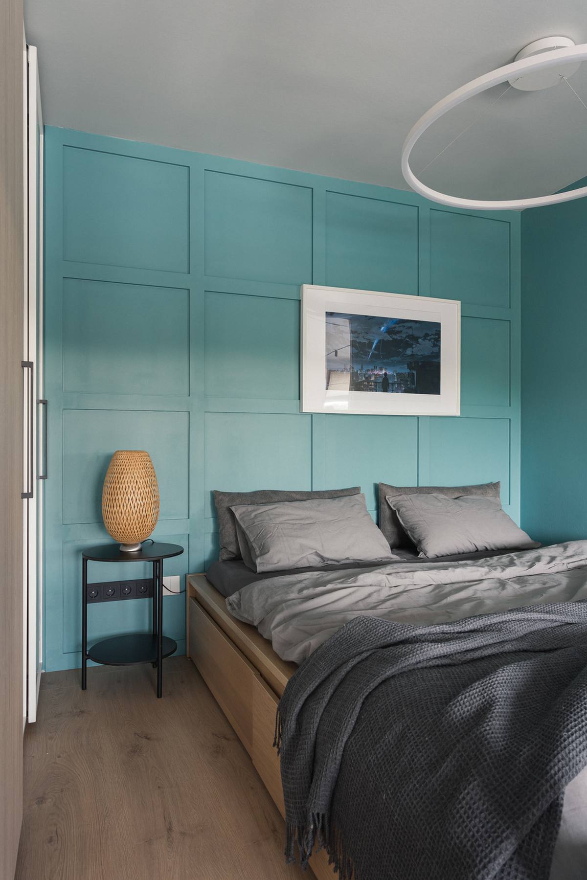 Để tạo sự khác biệt với tổng thể căn hộ sử dụng gam màu trung tính là be và xám thì một phần bức tường phòng ngủ được sơn màu xanh ngọc lam, sắc màu cực kỳ phù hợp cho không gian thư giãn, tạo cảm giác êm dịu.