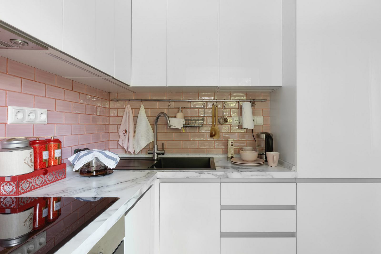Tuy diện tích không rộng rãi như căn bếp vẫn đáp ứng đầy đủ tiện nghi cần thiết. Khu vực backsplash ốp gạch màu hồng với lớp hoàn thiện sáng bóng và đẹp đẽ.