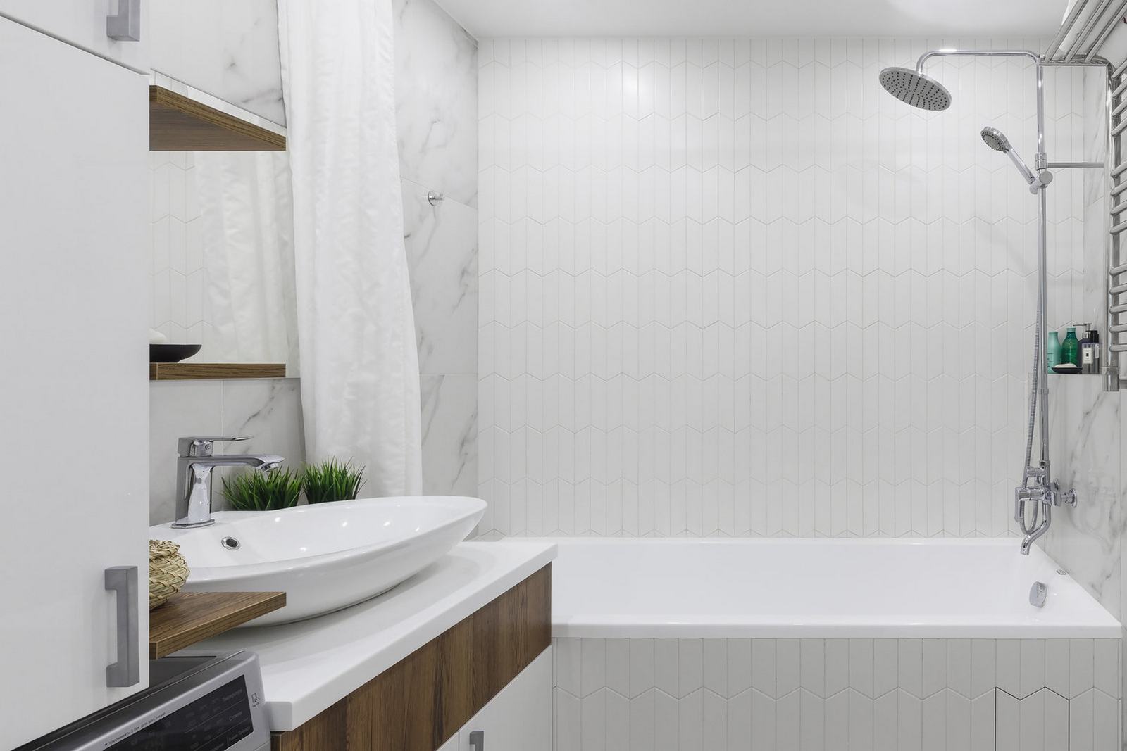 Bồn tắm nằm vòi sen được phân vùng với nhà vệ sinh bằng tấm rèm che màu trắng chất liệu mỏng nhẹ vừa tạo sự riêng tư nhưng cũng không gây cảm giác thô cứng, chật chội.