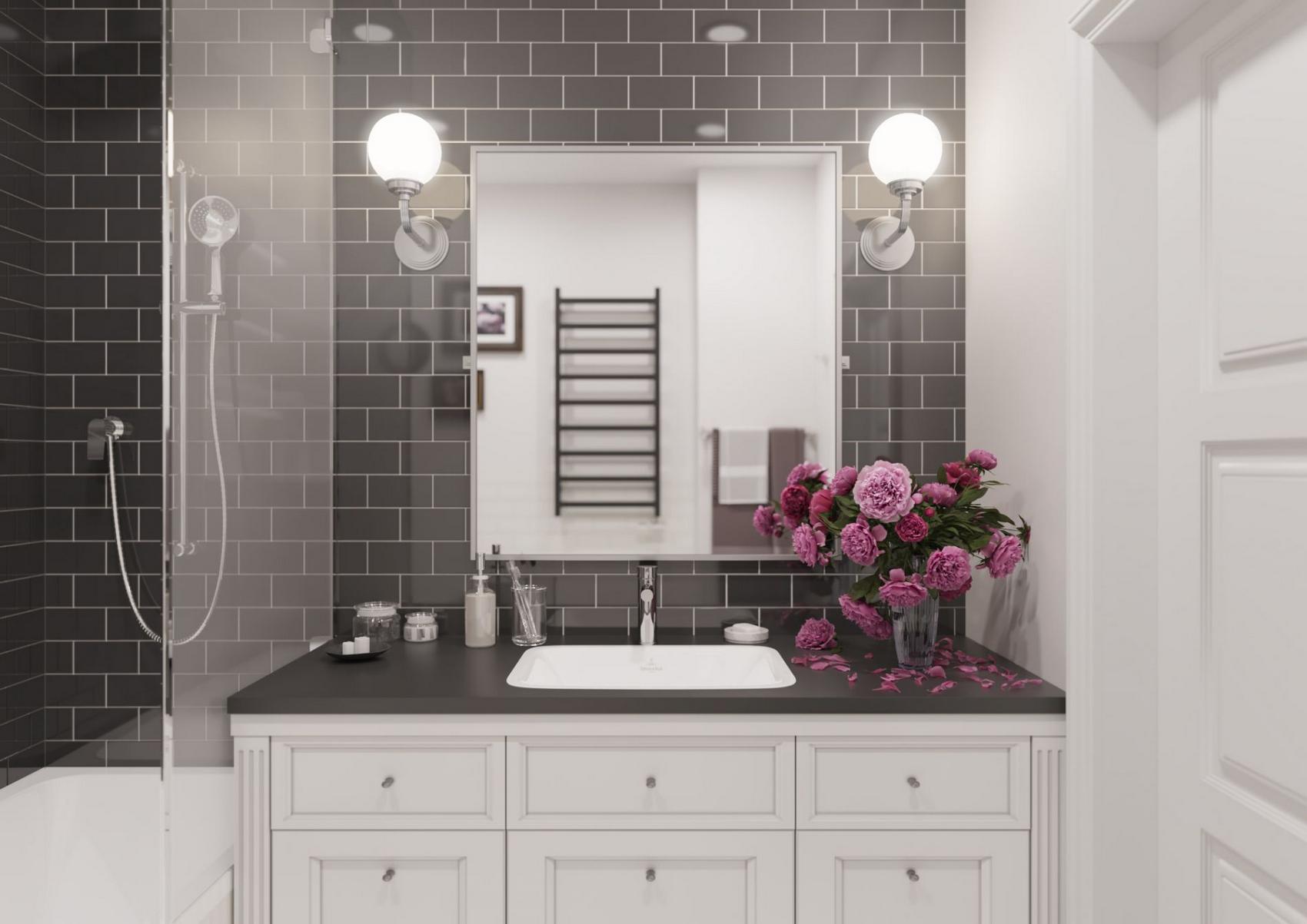 Tấm gương vuông vức cùng đèn gắn tường tạo sự phản chiếu cho căn phòng thêm rộng.  Kiểu tủ lưu trữ cổ điển kết hợp bồn rửa và lọ hoa khoe sắc rực rỡ mang đến vẻ ấm áp cho căn phòng.