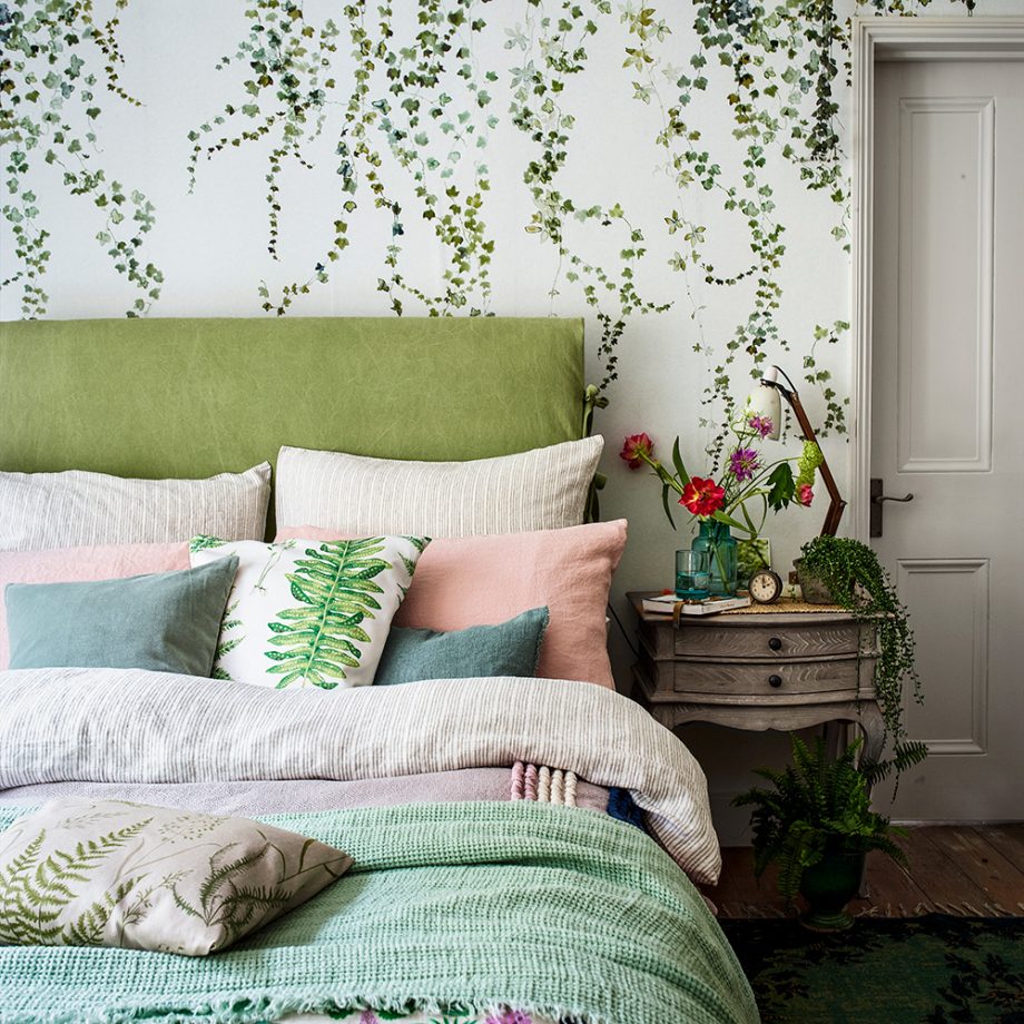 Sự tươi mát, trẻ trung là những gì bạn cảm nhận ngay lập tức khi bước vào phòng ngủ. Khu vực đầu giường bọc đệm xanh lá êm ai, giấy dán tường sống động, kết hợp với họa tiết của gối ngủ, những gam màu pastel như hồng phấn, xanh lam và lọ hoa tươi khiến nơi đây thực sự trở thành một 'khu vườn' thu nhỏ.