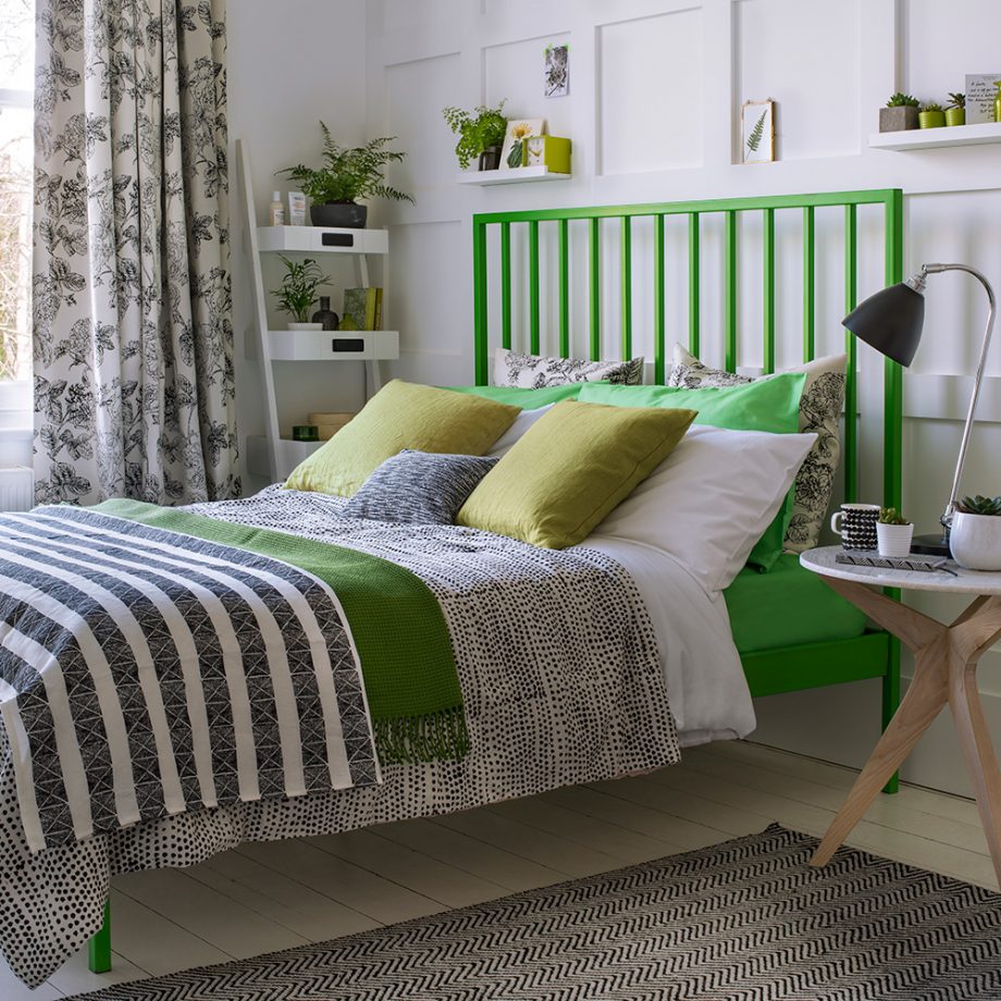 Phòng ngủ này lựa chọn màu xanh lá cây ở mức độ tiết chế hơn, đó là màu sơn cho khung giường và gối ngủ, thêm tấm chăn mỏng bắc ngang. Bên cạnh đó, chiếc kệ hình bậc thang màu trắng ở góc phải cũng được trang trí những chậu cây cảnh tươi xanh cho đầu giường thêm phần sinh động.