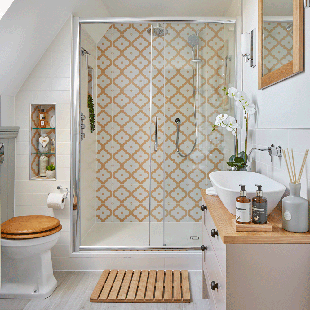 Phòng tắm này sử dụng màu be cho bức tường và nội thất, các điểm nhấn từ vật liệu gỗ.
