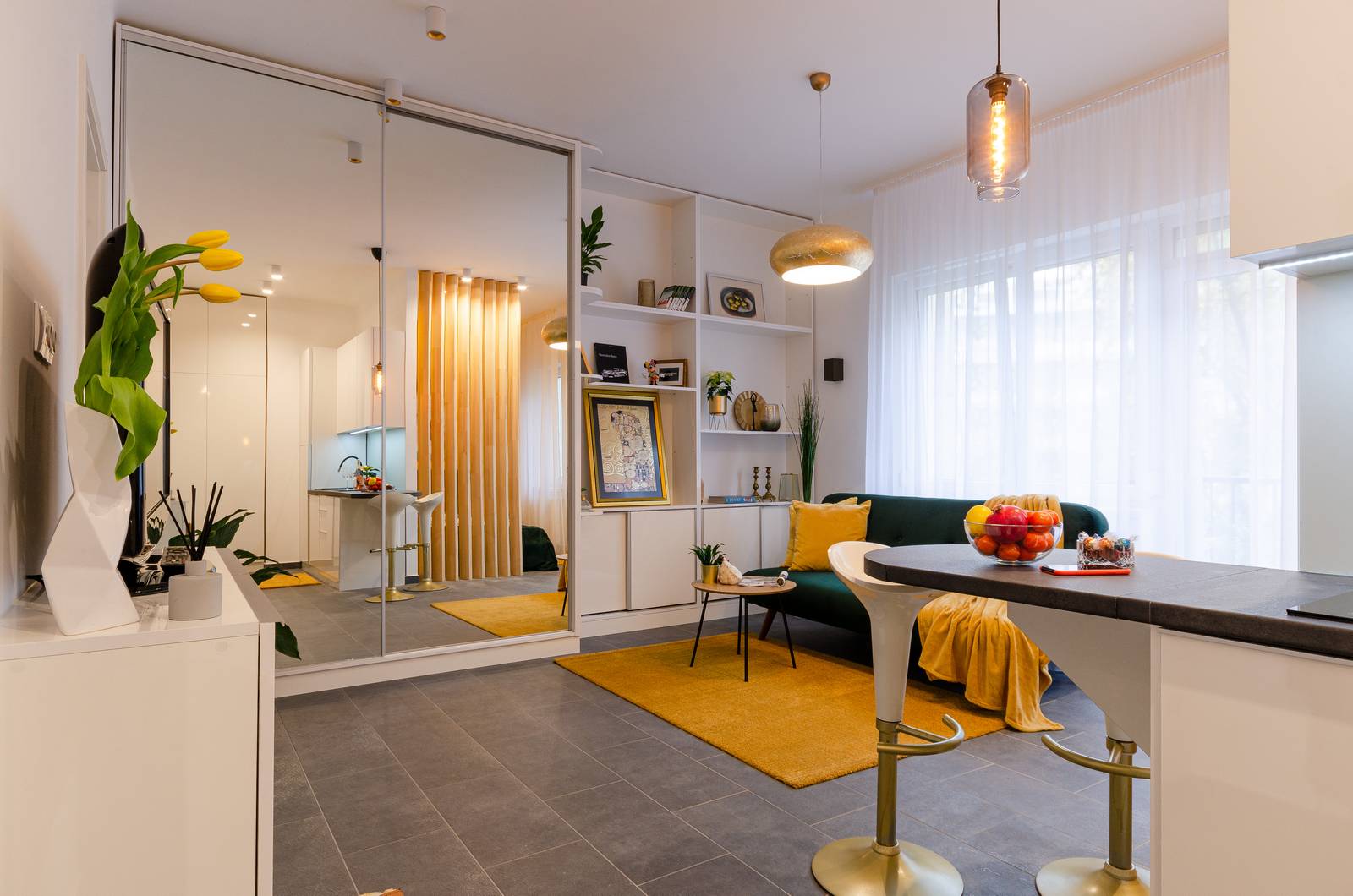 Căn hộ 33m² có thiết kế đặc biệt khi bố trí phòng bếp ngay ở góc hành lang