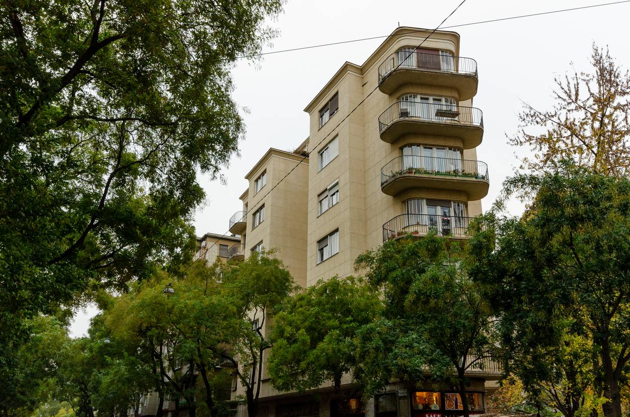 Căn hộ 33m² nằm trong một khu chung cư xinh đẹp ở Újlipótváros, Budapest, Hungary được thiết kế bởi István Hámor. 