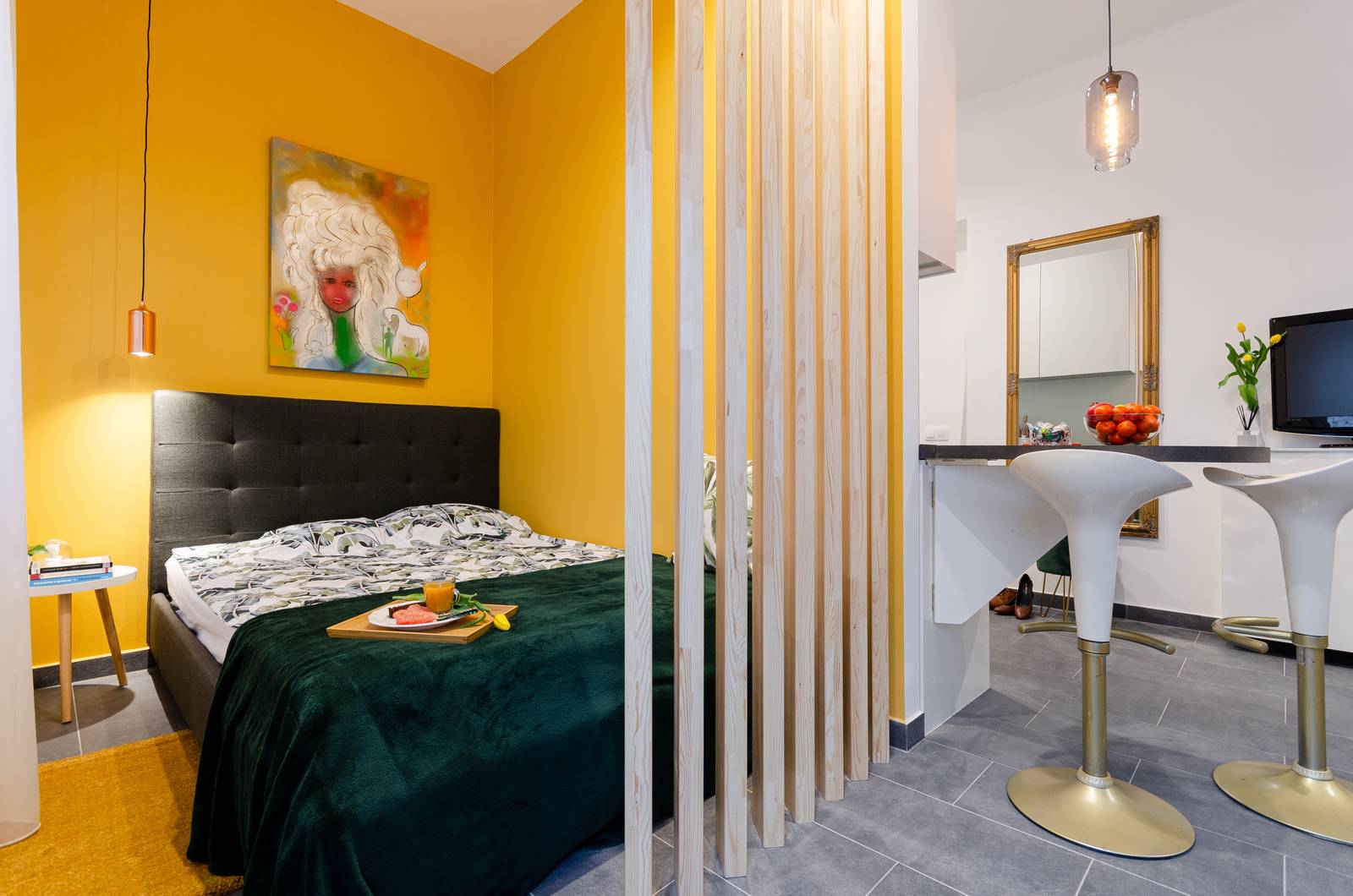 Tuy lựa chọn thiết kế mở nhưng phòng ngủ vẫn tạo được sự riêng tư nhất định với những tấm lam gỗ dọc và màu sơn tường siêu nổi bật.