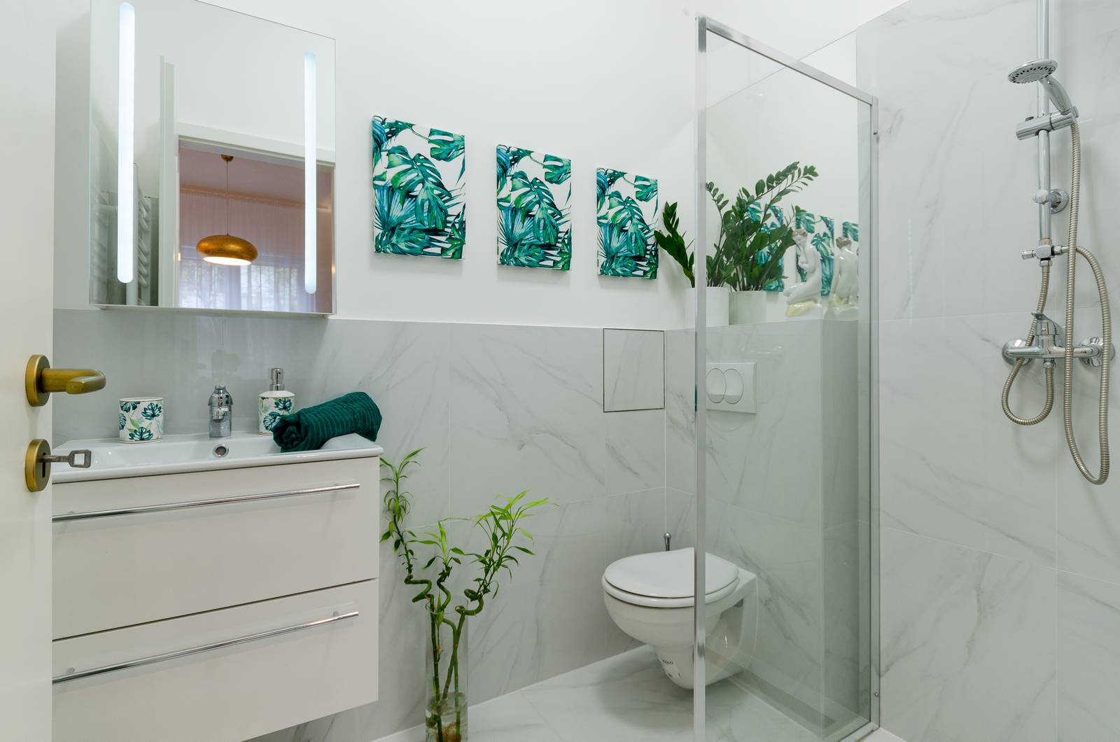 Bồn tắm nằm trước khi cải tạo được thay thế bằng buồng tắm đứng và phân vùng với nhà vệ sinh bằng cửa kính trong suốt nhắm tiết kiệm diện tích cho không gian thông thoáng hơn.