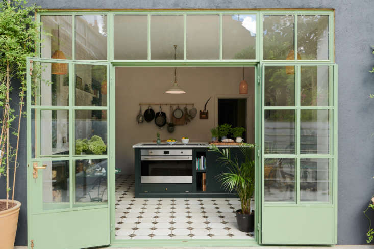 Phòng bếp nằm trong ngôi nhà thời Victoria thế kỷ 19. Ban đầu nó chỉ có 2 cửa sổ nhỏ, Chris quyết định lắp đặt một bức tường kính trong suốt với phần khung cửa sơn xanh bạc hà tươi mát. Sự lựa chọn này cũng bao gồm cả ý đồ kết nối với không gian sân vườn tươi xanh phía ngoài của gia chủ.