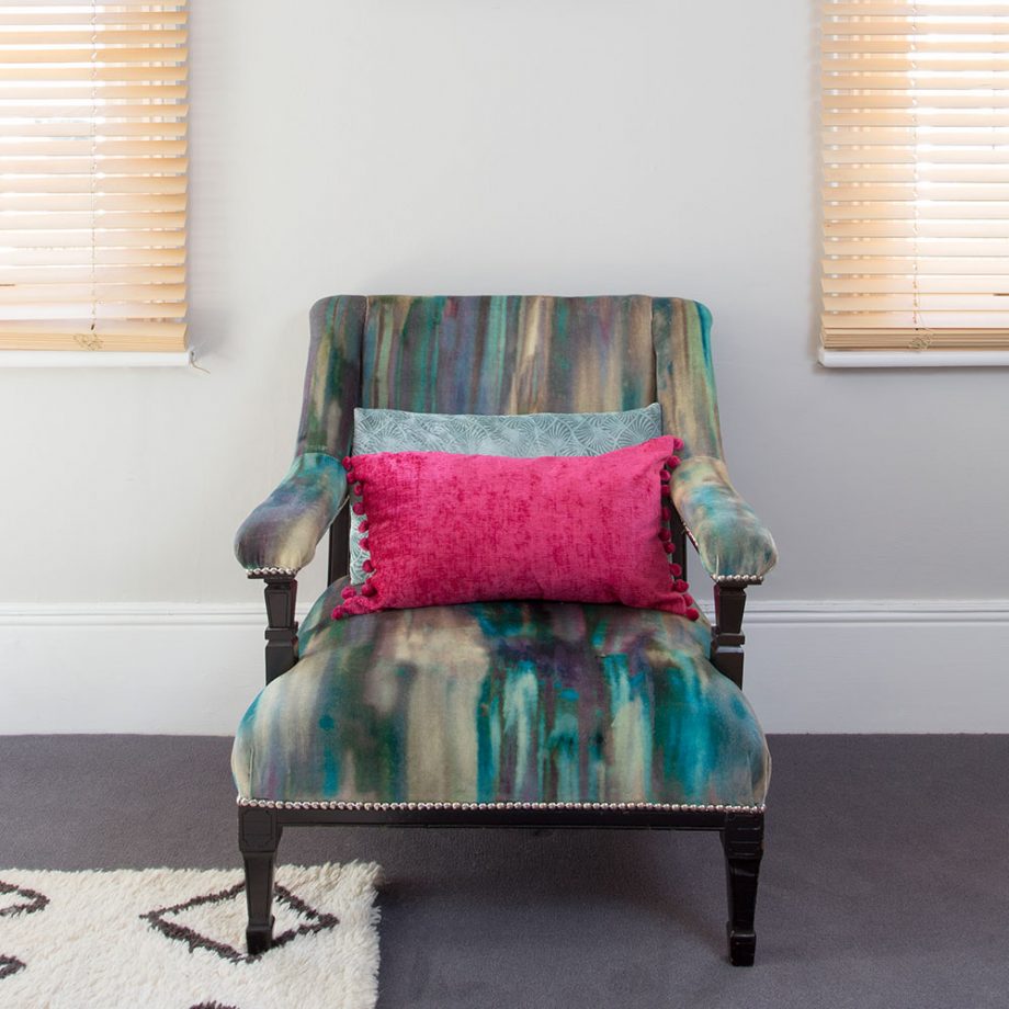Một chiếc ghế bành được bố trí đối diện sofa chính với kiểu dáng cổ điển, màu sắc 'loang lổ' độc đáo.