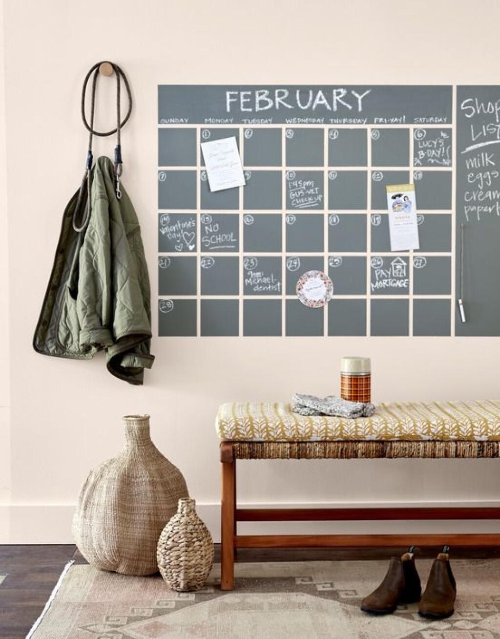 Sau khi sơn bạn trang trí bảng thành một tấm lịch tháng và chừa vị trí để ghi chú theo ngày.