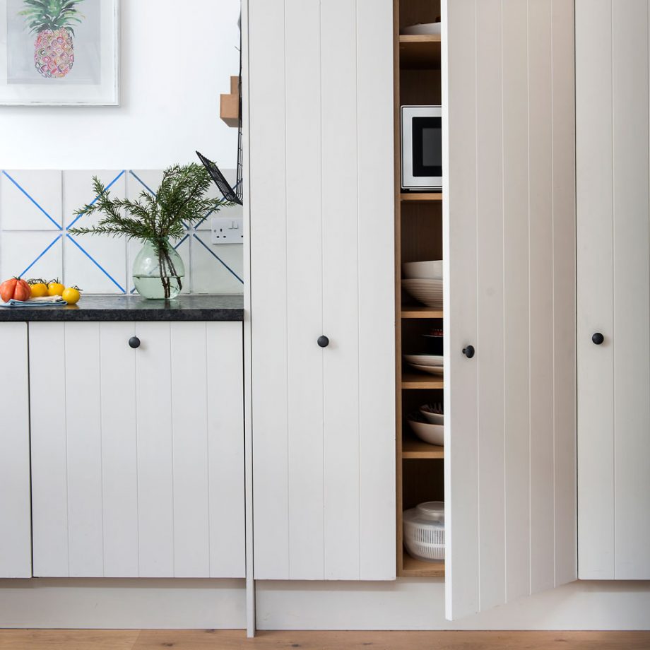 Thiết kế tủ cao kịch trần của tủ lưu trữ với lớp sơn màu trắng cũng góp phần tối ưu hóa không gian phòng bếp.