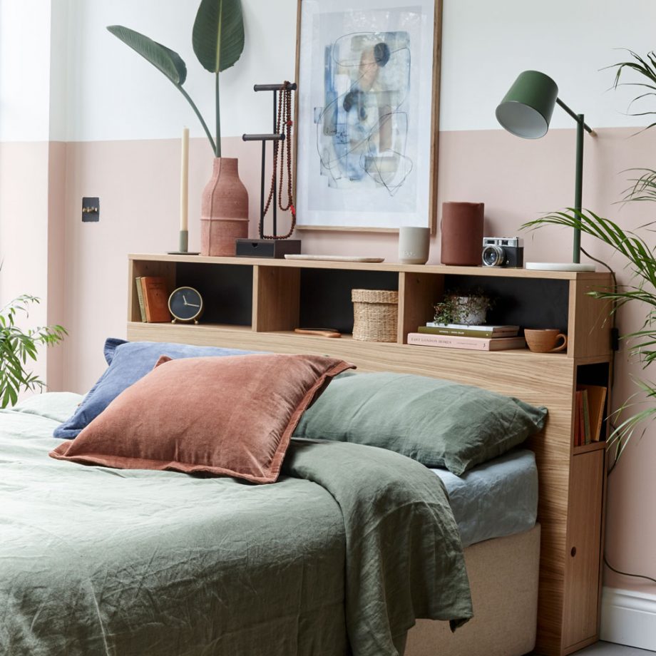 Nếu phòng ngủ của bạn thiếu không gian lưu trữ và trang trí thì đừng bỏ qua khu vực đầu giường.
