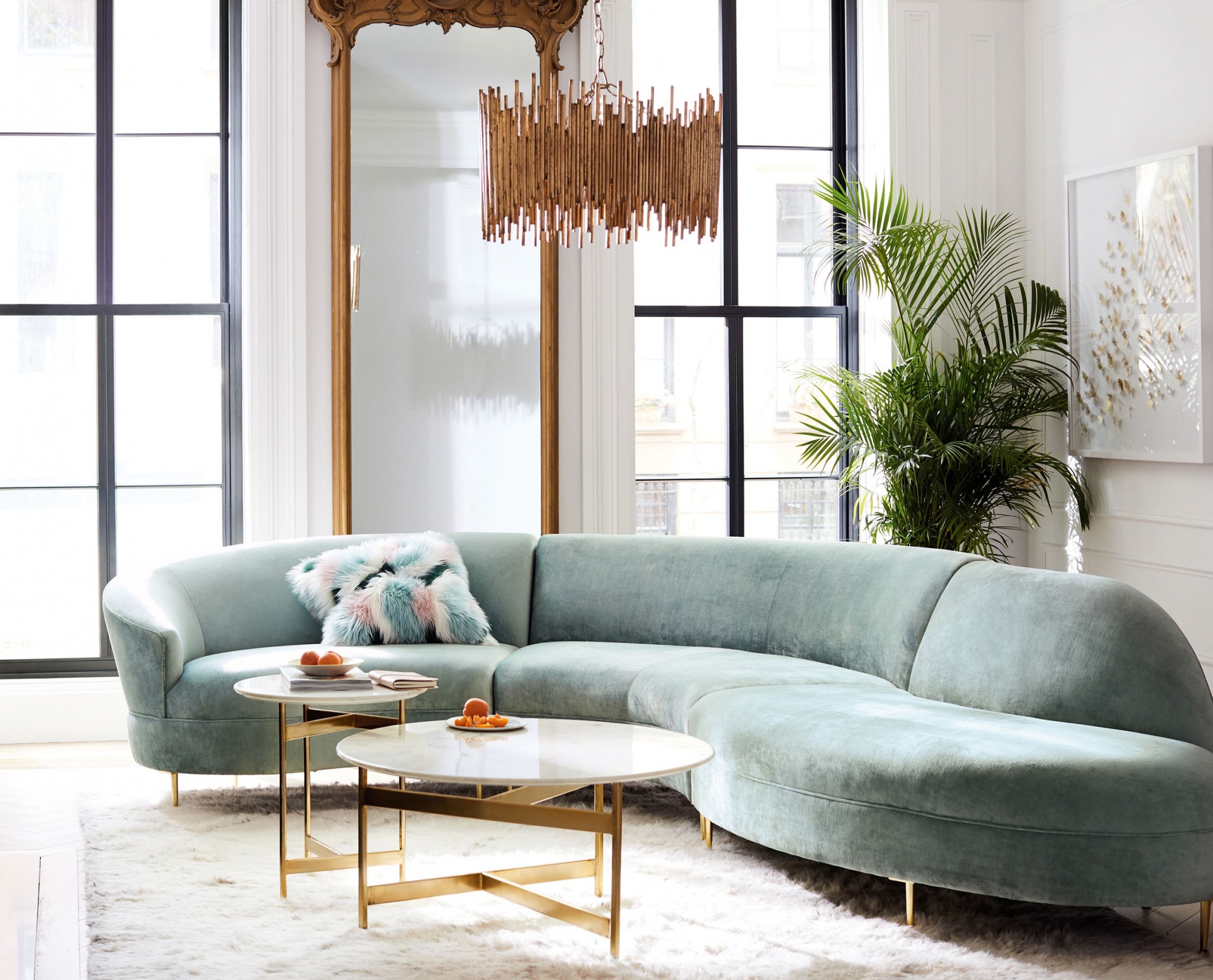 Thiết kế với đường cong mềm mại, mẫu sofa này sẽ mang lại một cảm giác tinh tế, mềm mại, uyển chuyển, cho không gian tinh tế và bớt đi sự cứng nhắc. 