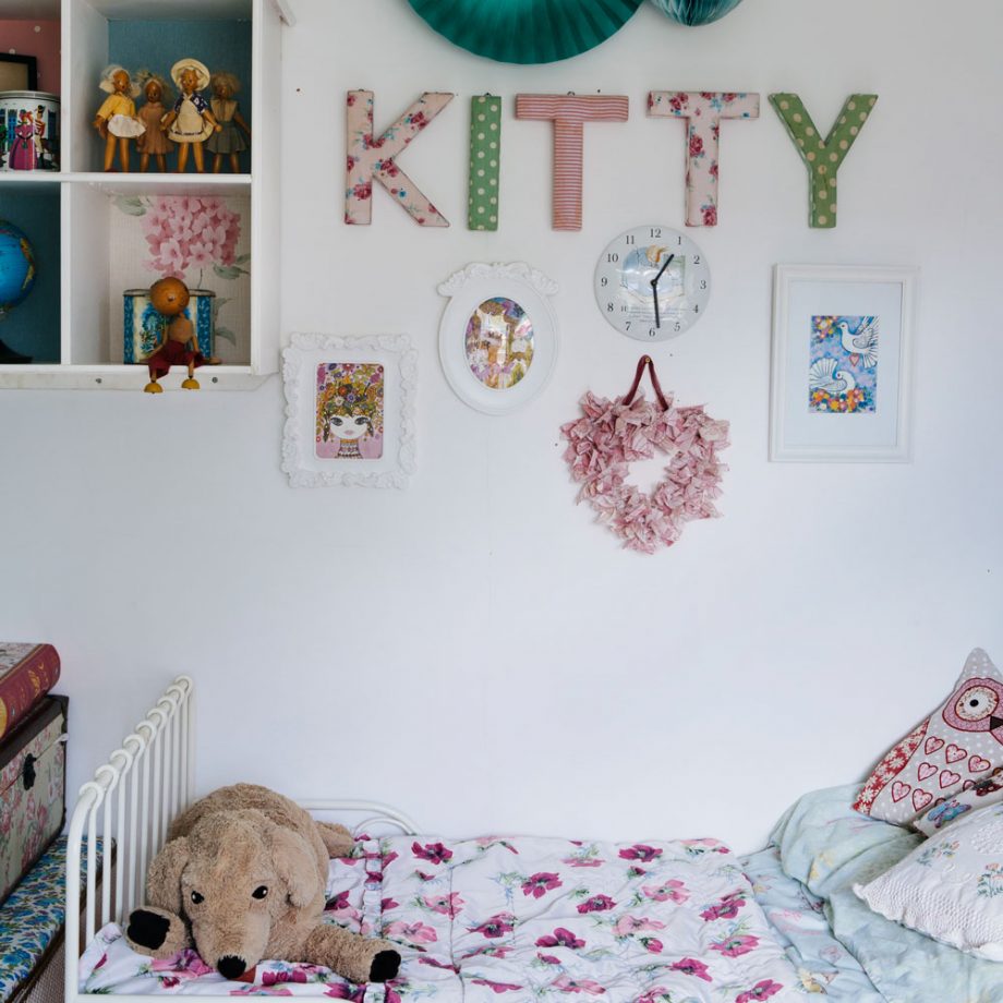 Phòng ngủ của cô con gái nhỏ với những hình ảnh trang trí xinh xắn, dễ thương cùng những gam màu trẻ trung. Dòng chữ KITTY trên tường là dự án DIY nho nhỏ mà người mẹ dành tặng con gái.