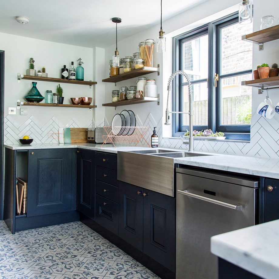 Đối với hệ thống tủ bếp cũng như cửa sổ được cặp đôi cất công tự tay sơn mới lại với “chiếc áo” màu xanh đen.