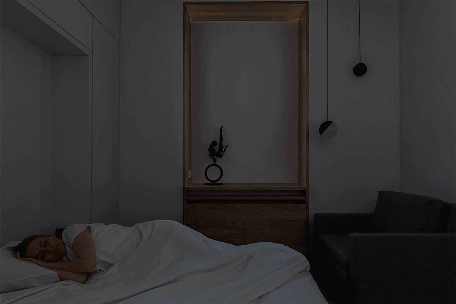 Chiếc giường ngủ được 'giấu kín' trên bức tường sau ghế nên khó ai có thể nhận ra khi mà chủ nhân chưa thực hiện thao tác chuyển đổi khi màn đêm buông xuống.