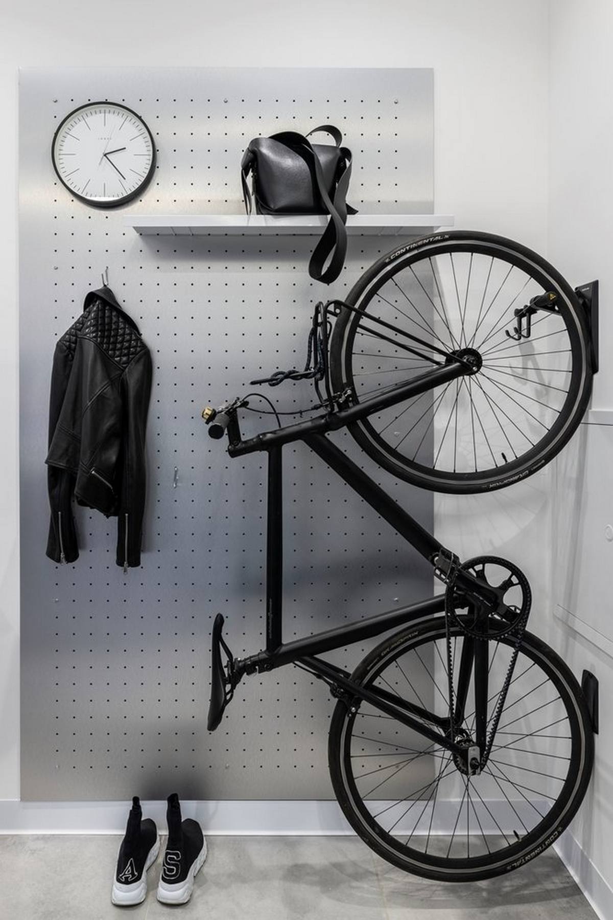 Hệ thống lưu trữ được thiết kế cẩn thận đến mức phải tính đến cả số lượng của những món đồ cần thu xếp, trong đó có cả kích thước của... chiếc xe đạp.