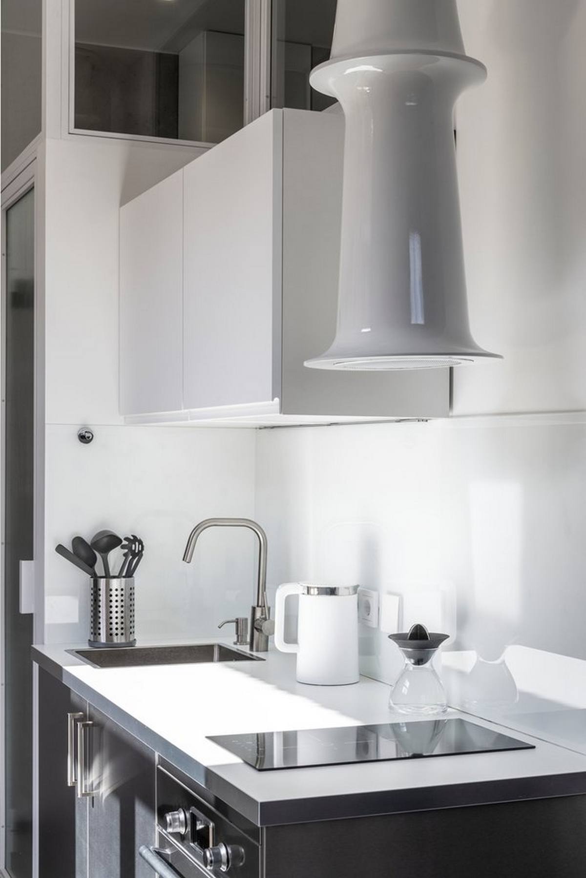 Khu vực nấu nướng với màu trắng tinh khôi, bề mặt nội thất, thiết bị, dụng cụ bếp đều có lớp hoàn thiện sáng bóng tưởng như có thể phản chiếu ánh sáng từ bên ngoài.
